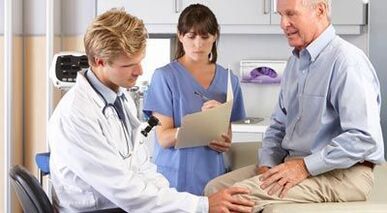 Patient with arthrosis on orthopedic inspection